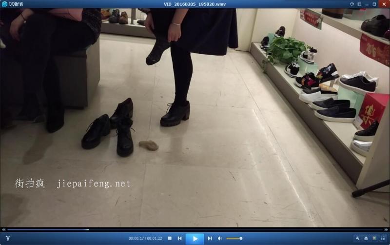 微胖的小 美 女 站立着将自己试鞋的 SI WA 换下[01:22]