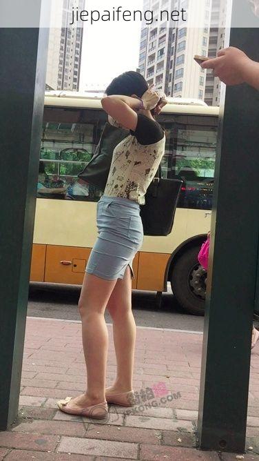 [短裙] 等公车的短裙包臀美眉[405M/MOV]