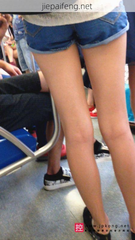 [站长推荐] 地铁极品长腿热裤美女，这腿能玩10年[747M/MOV]