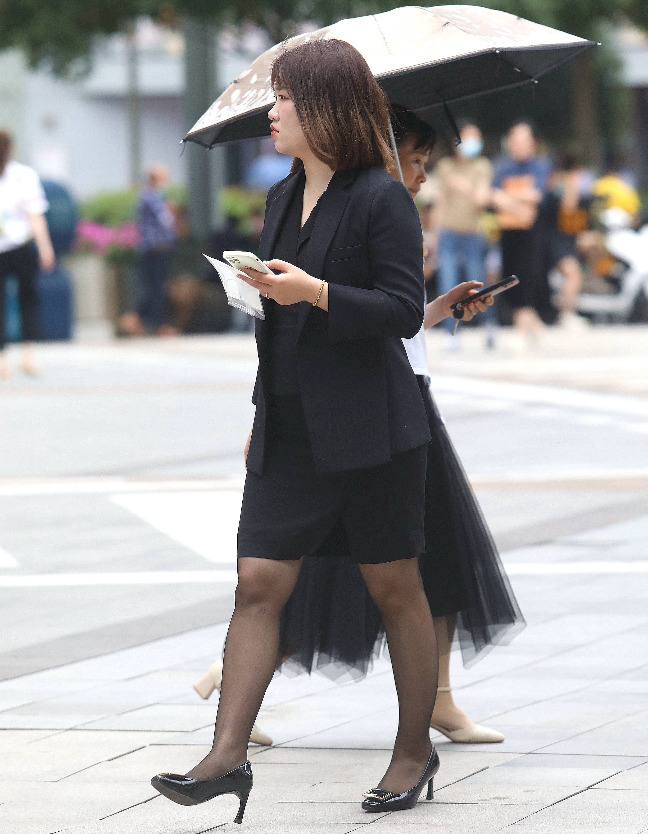 诱惑黑丝高跟街拍OL