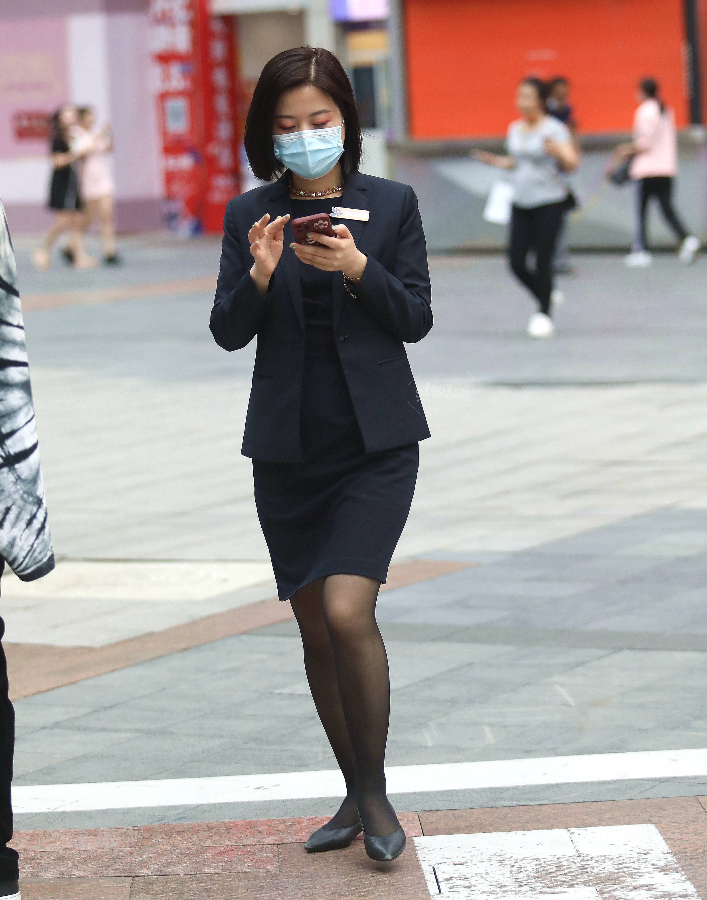  诱惑街拍黑丝高跟OL