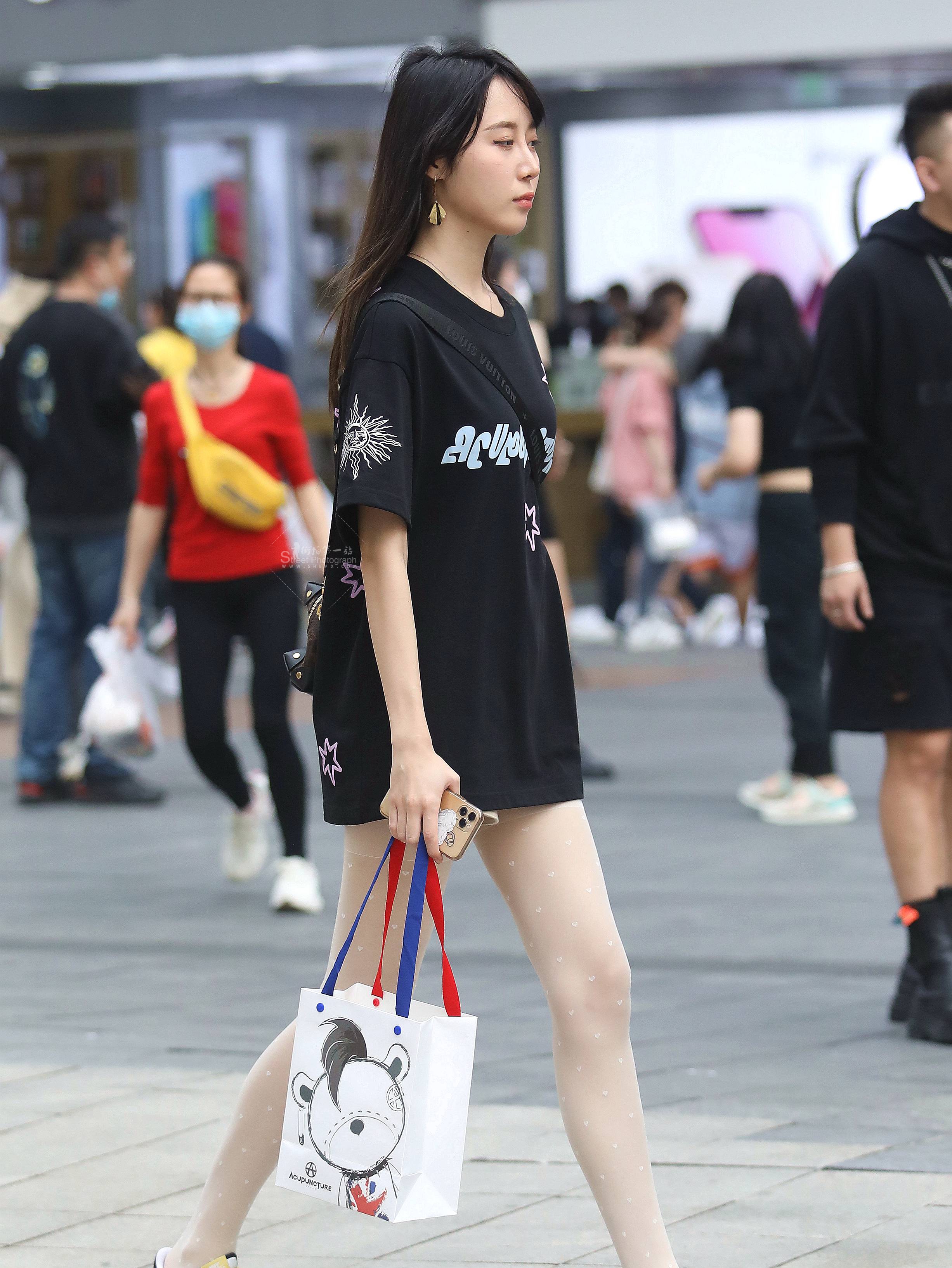  诱惑薄街拍肉丝妹子