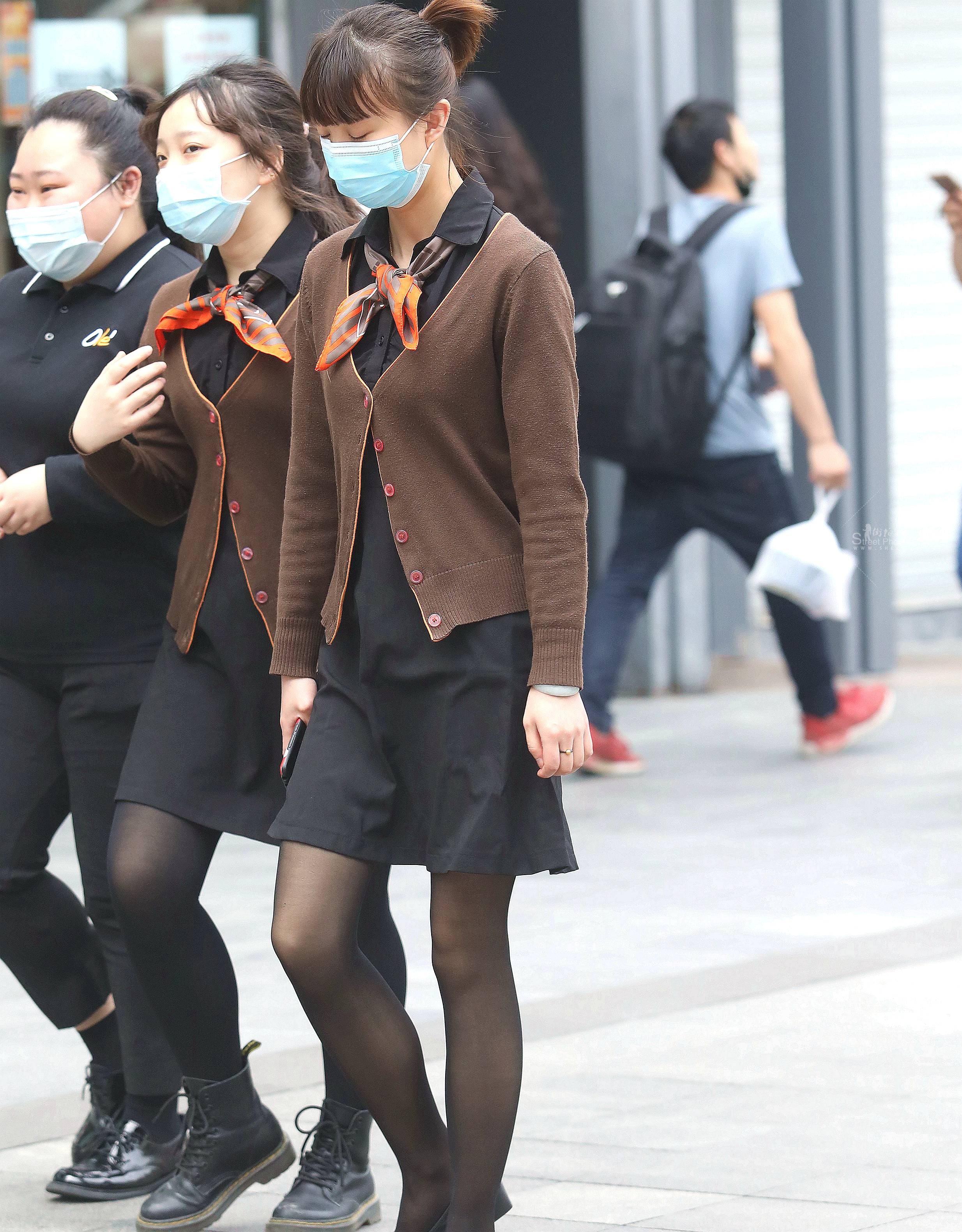 街拍黑丝妹子