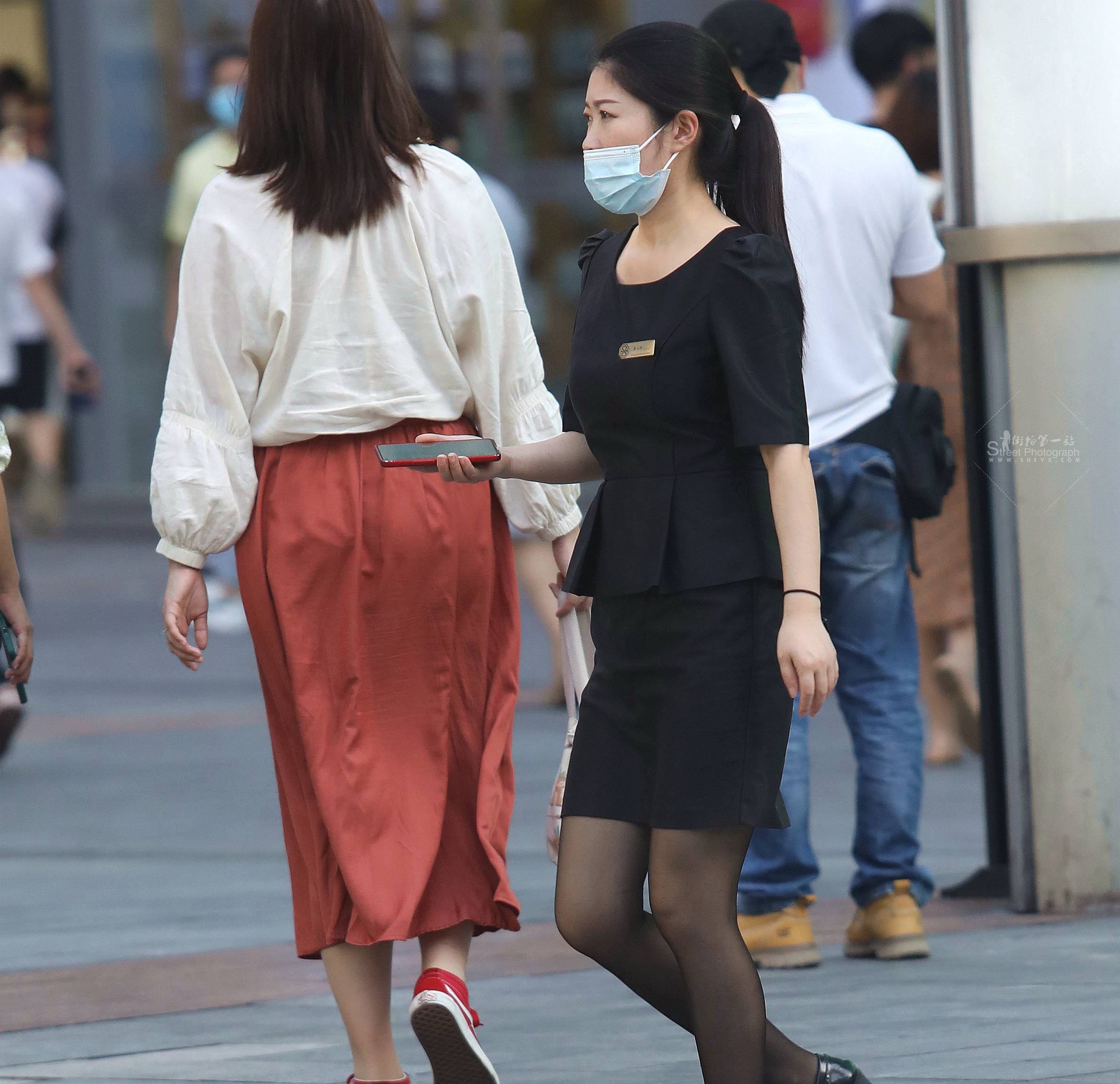 诱惑黑丝街拍OL