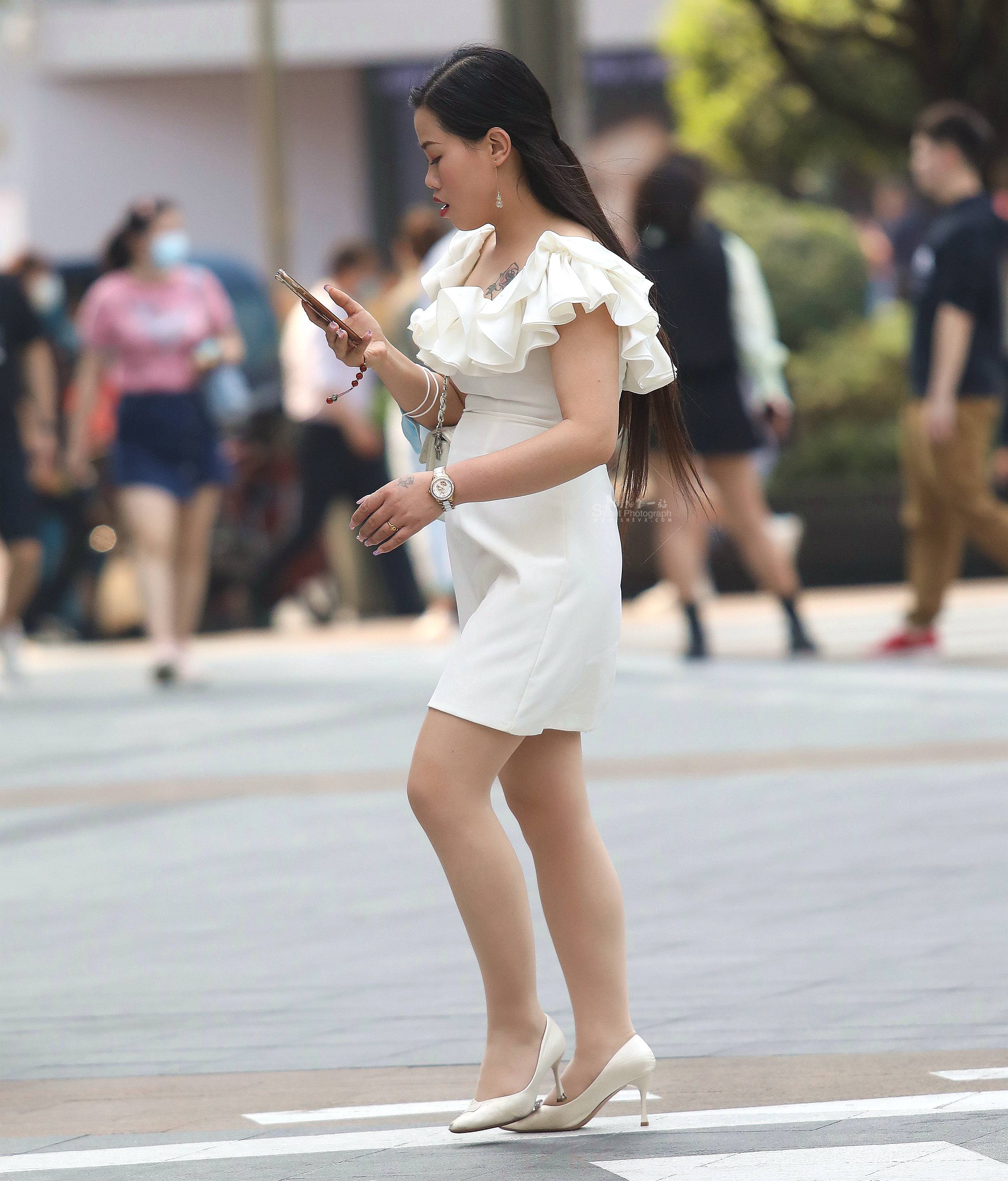  诱惑肉丝街拍高跟shaofu