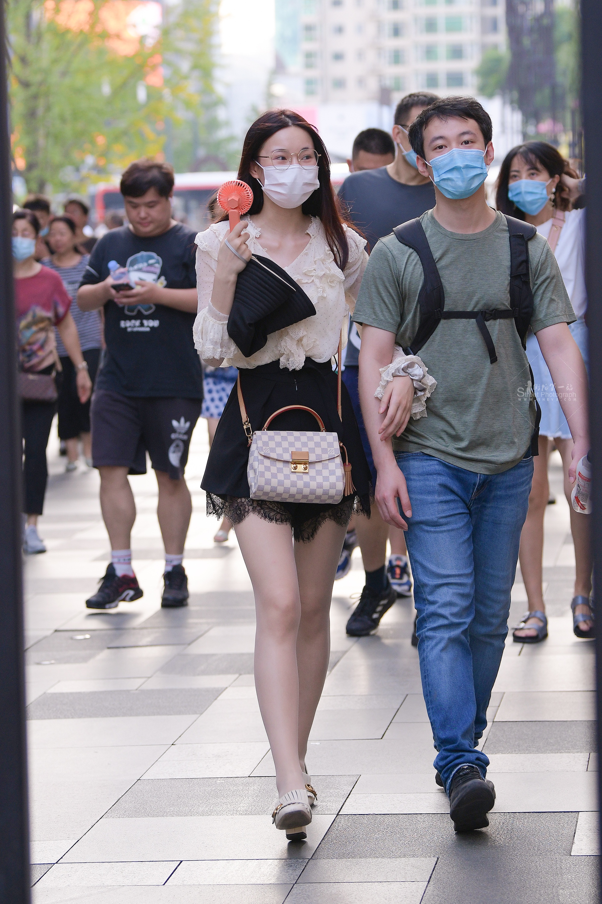 20829-10+35爱穿街拍丝袜的女友
