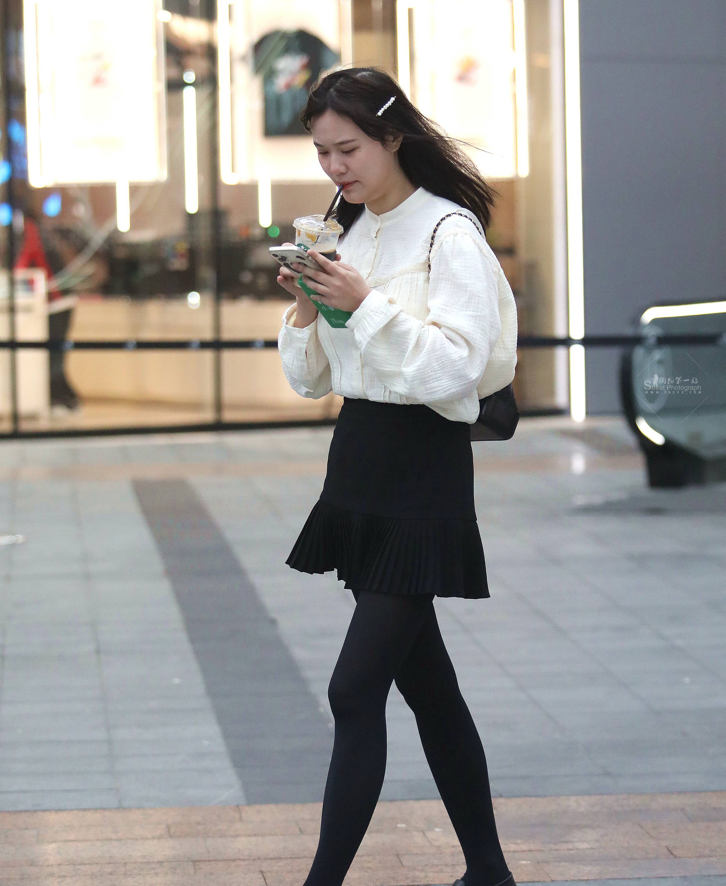 黑 丝短裙妹子