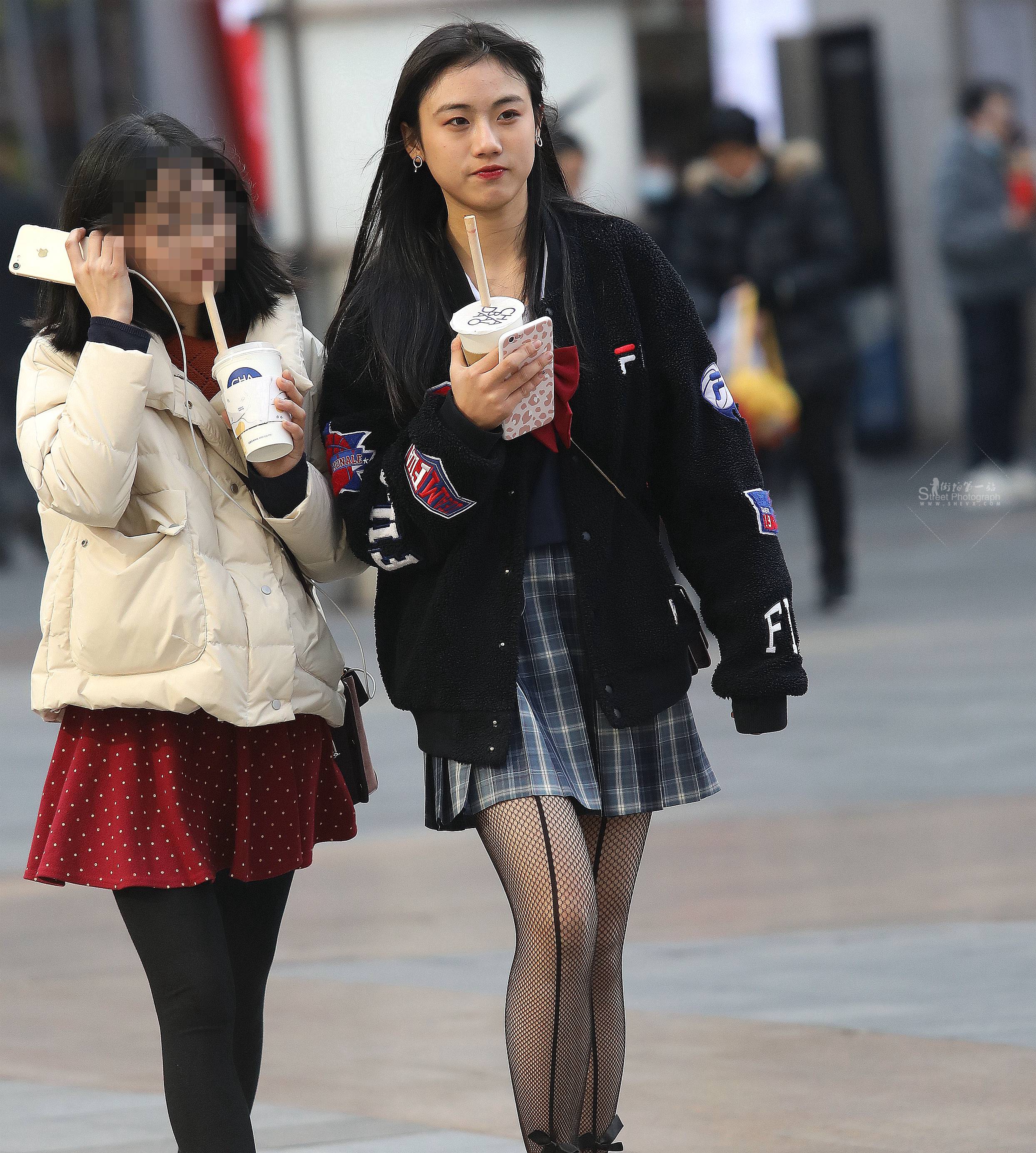  黑 丝短裙妹子