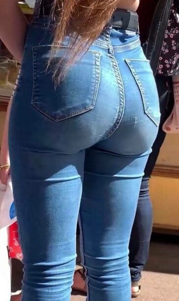 Peachy Candid Ass In Jeans