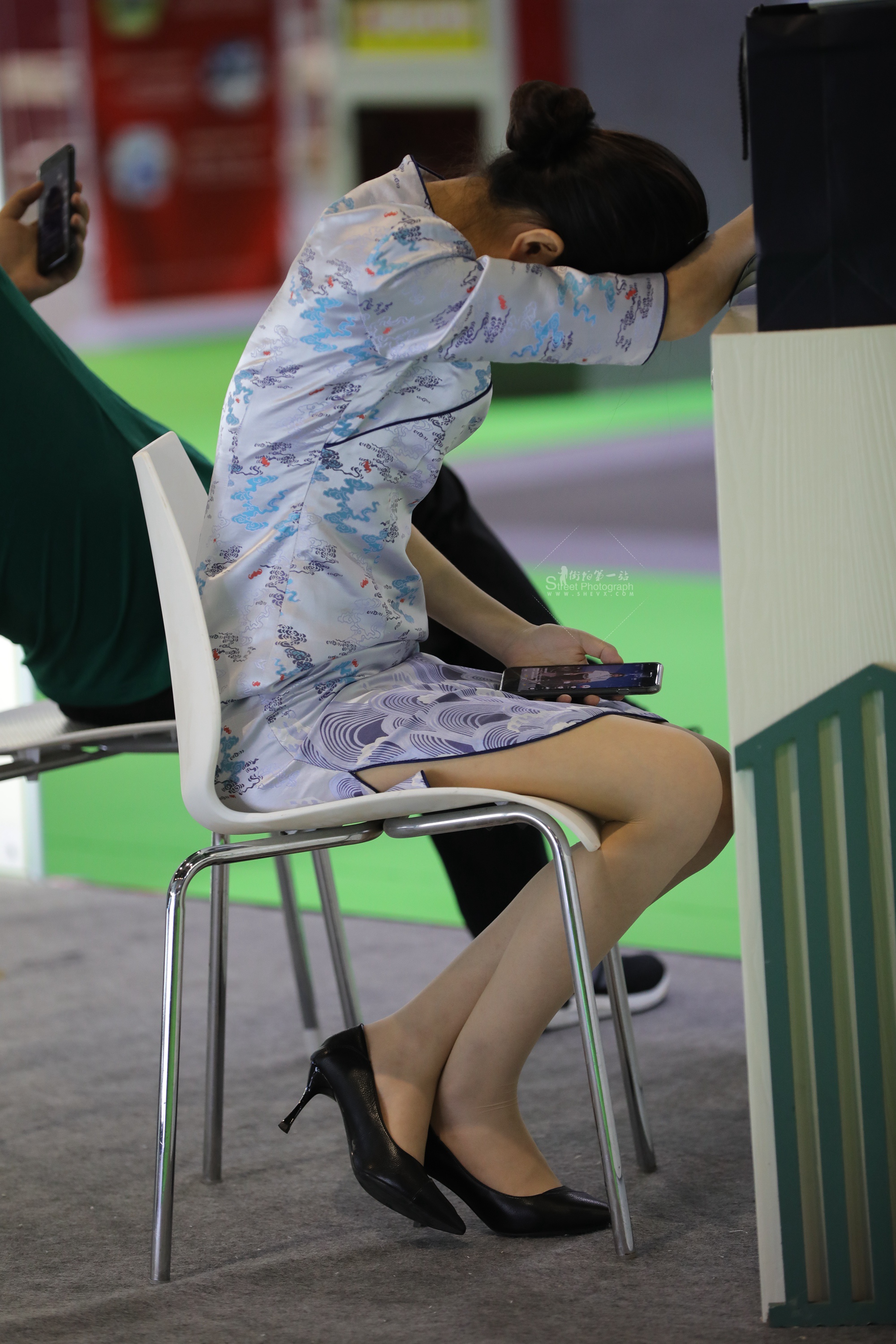 售 楼处肉 丝高 跟客服经理高挑美tui