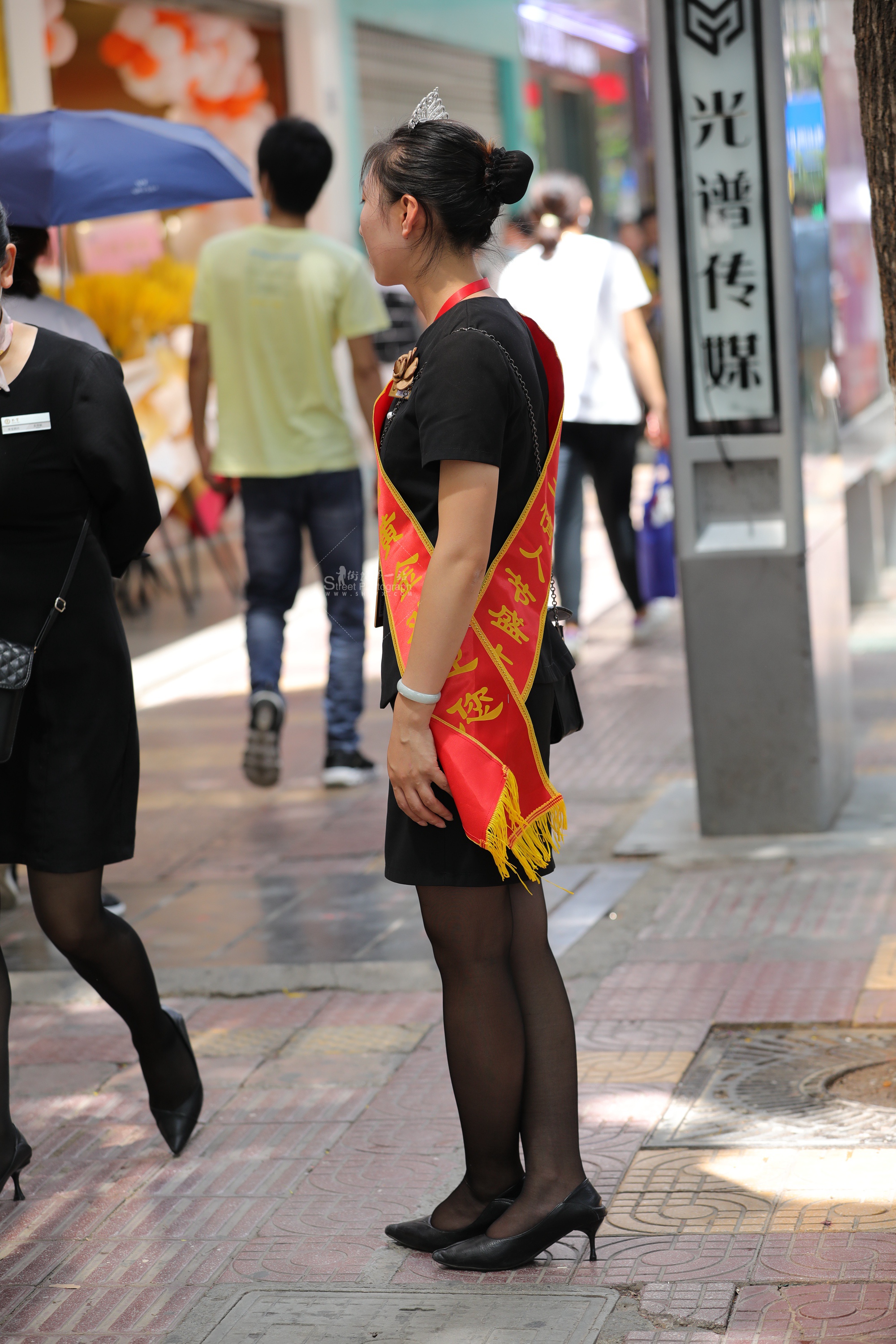 金店柜姐黑 丝高 跟站一天脚累了吧