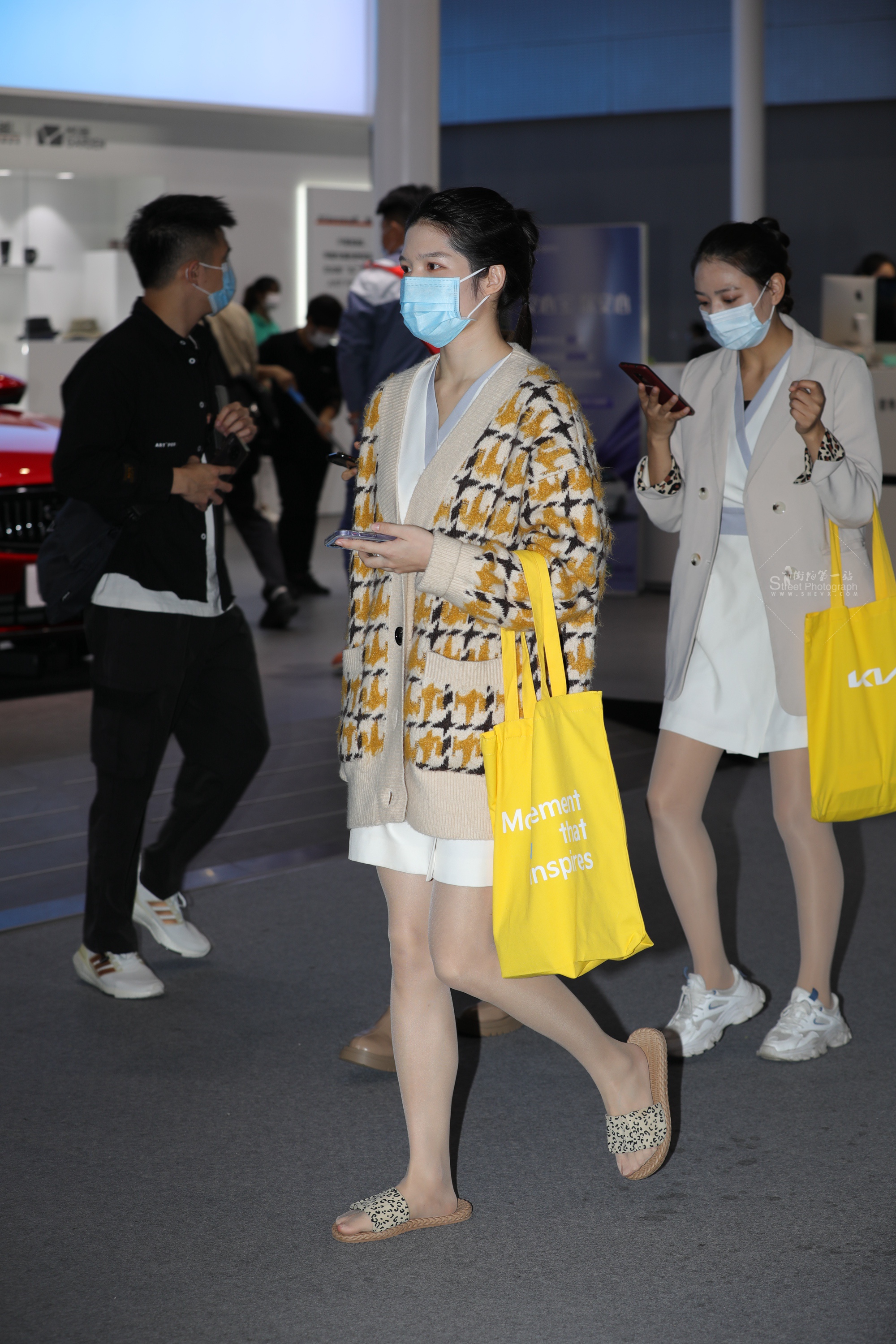  肉 丝车展礼仪穿高 跟累了穿拖鞋歇歇