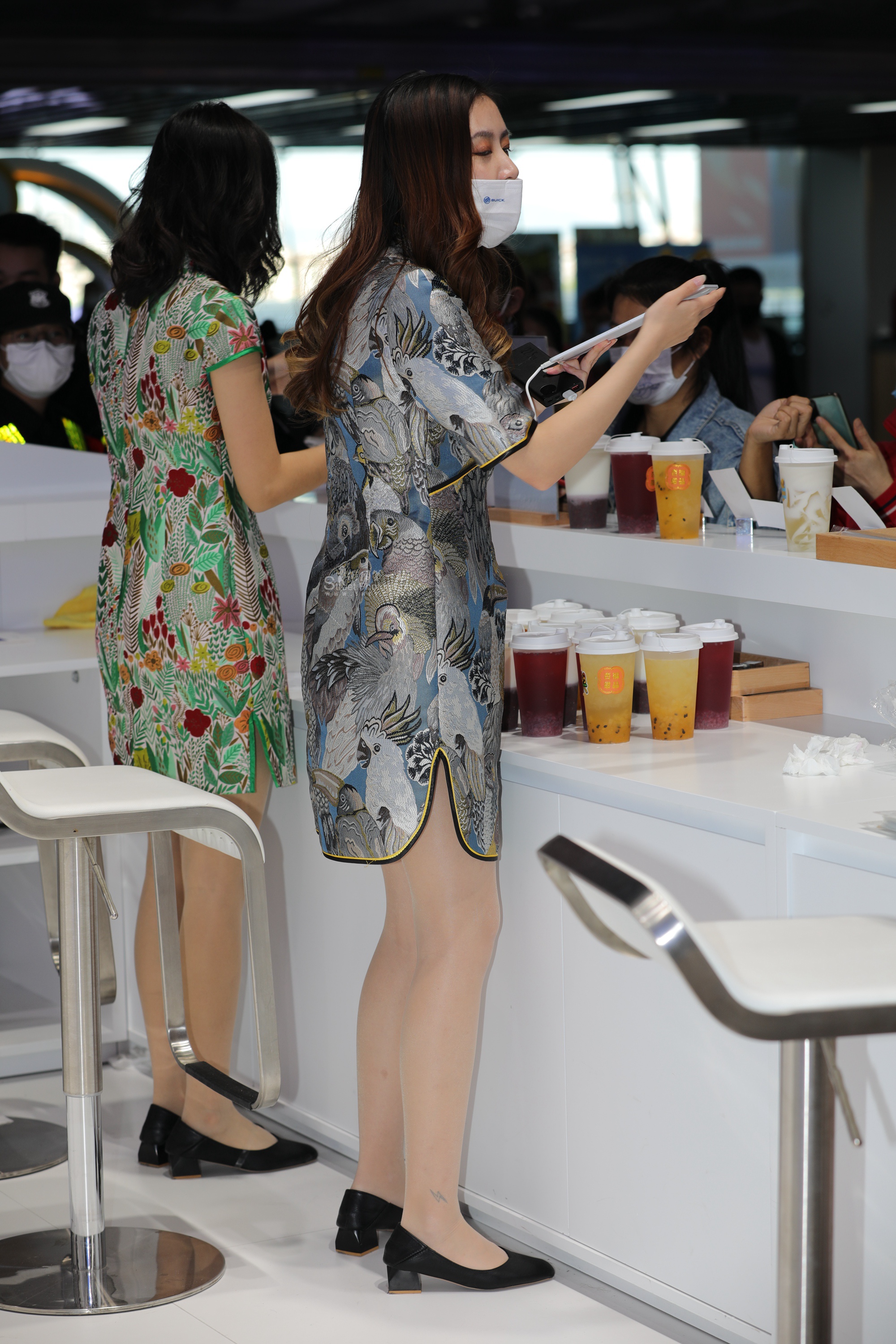  车展前台 肉 丝美tui想脱鞋休息