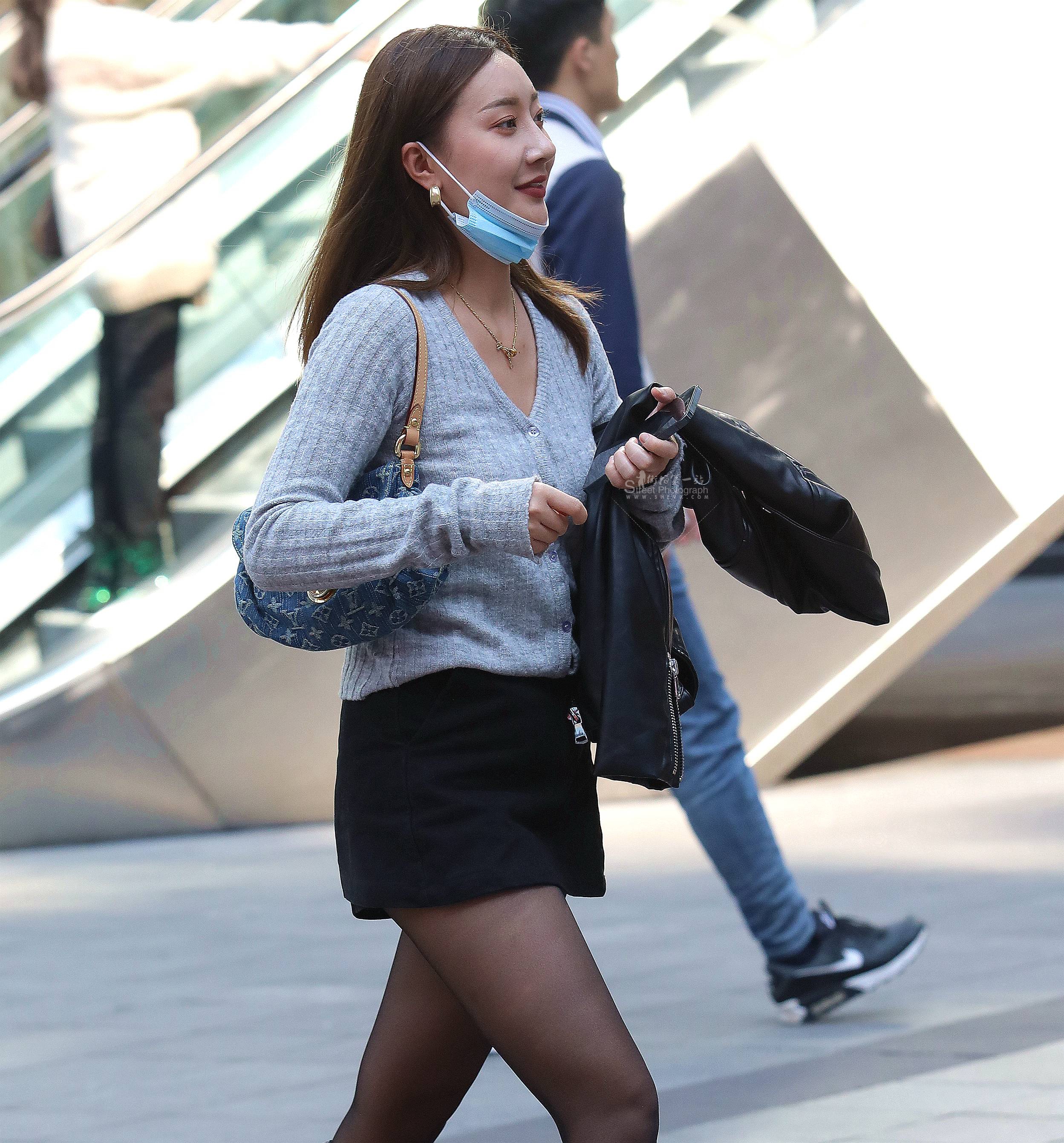 黑 丝短裙妹子