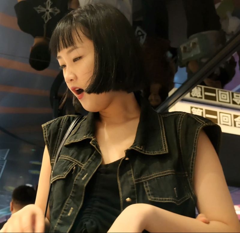 【独家原创】时尚女子的热裤肉腿
