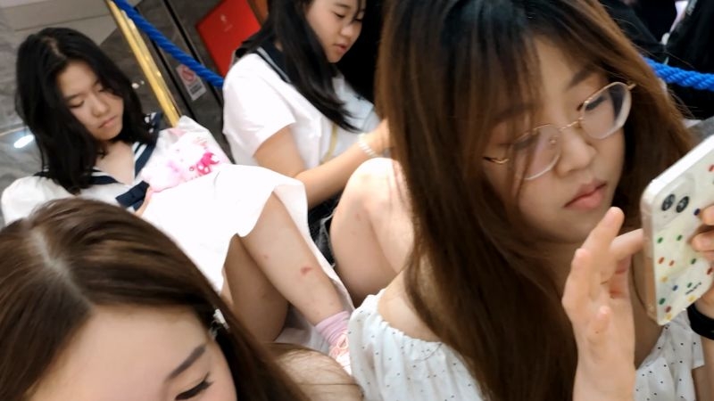 【独家原创】肉腿美女和男生吃东西+妹子的开腿短裙秘密